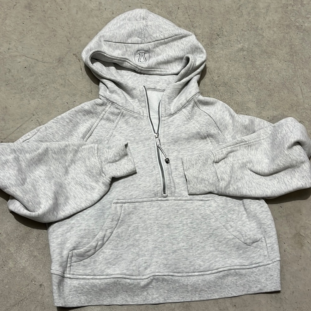 Lululemon women’s gray hoodie cropped 1/4 Zip Thumb Insert Size Medium